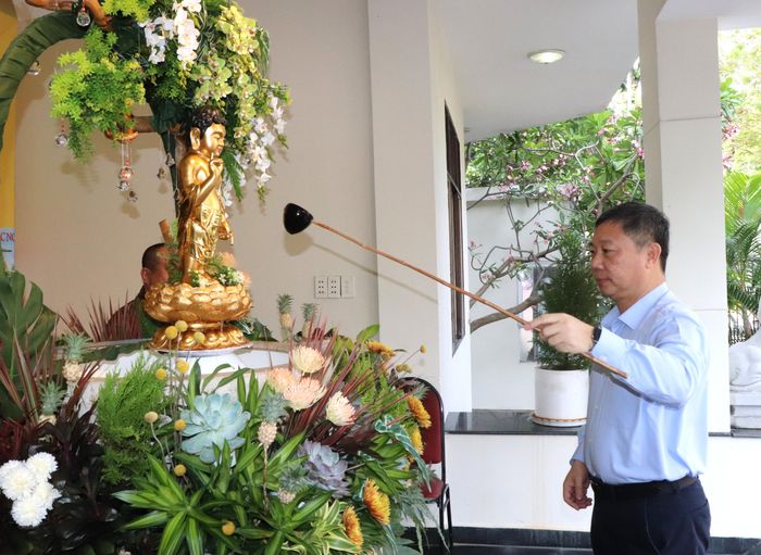 Nghi thức tắm Phật tại Báo Giác Ngộ