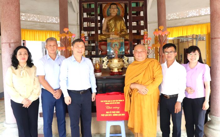 Đồng chí Dương Anh Đức thăm, chúc mừng Đại lễ Phật đản Thượng tọa Thích Minh Lực