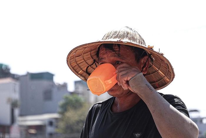 Công nhân lao động ngoài trời nắng như đổ lửa ngày 26-5 tại Hà Nội. Ảnh: TIẾN CƯỜNG
