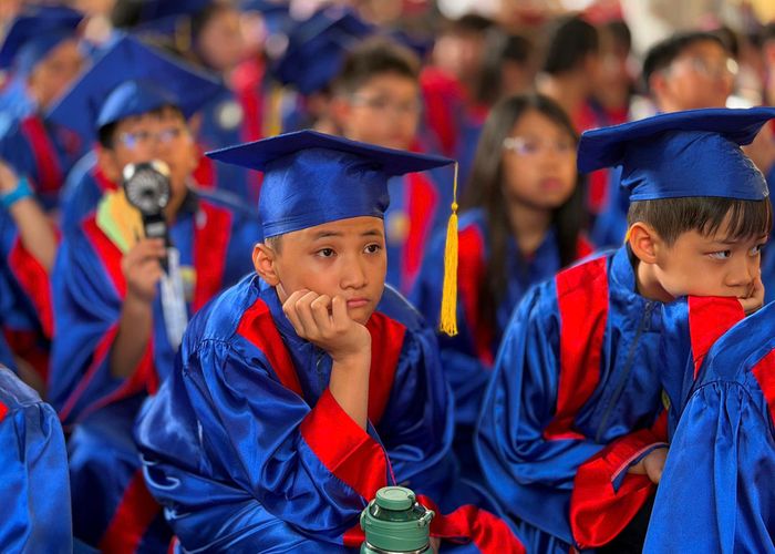  Giây phút lắng đọng cảm xúc của học sinh khối 5 trong lễ trưởng thành 