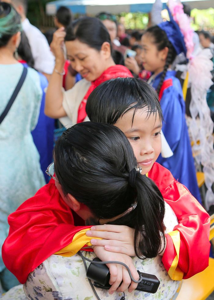  Một học sinh ôm chầm lấy mẹ trong giây phút tri ân công ơn của đấng sinh thành 