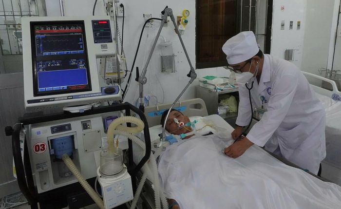 Bệnh nhân nghi ngộ độc rượu đang được theo dõi, điều trị tại Khoa hồi sức tích cực và chống độc, Bệnh viện đa khoa Cà Mau