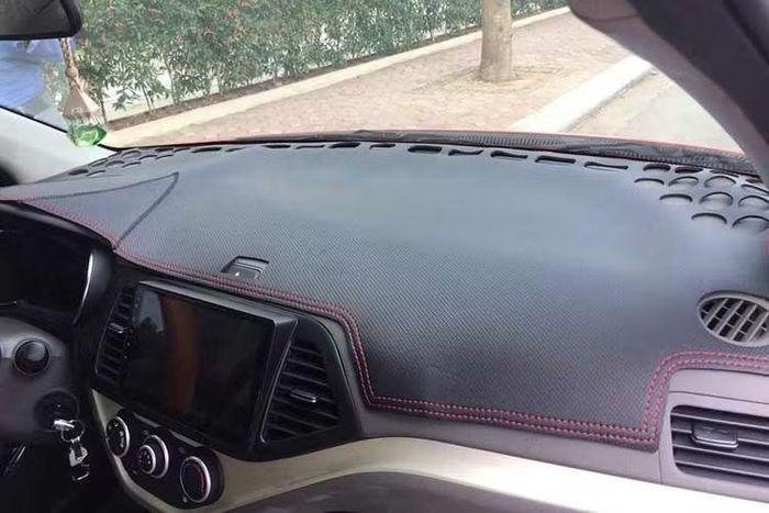 Bên cạnh việc giúp khu vực khoang lái bớt nóng hơn, thảm còn có tác dụng giảm hiện tượng ánh sáng hắt lên kính lái, nhờ đó người lái đỡ bị chói khi di chuyển dưới trời nắng mạnh.