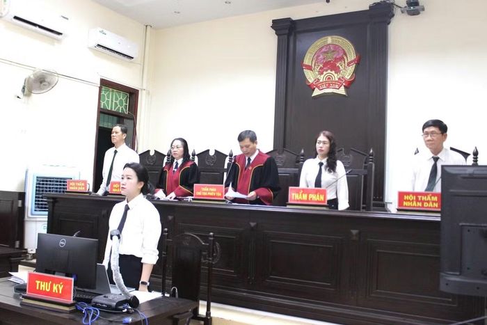 Công bố thành viên hội đồng xét xử.