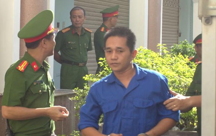 An ninh được siết chặt từ cổng trụ sở Tòa án tỉnh Gia Lai vào đến phía trong Hội trường xét xử. Báo và phát thanh, truyền hình Gia Lai phát trực tiếp trên sóng...