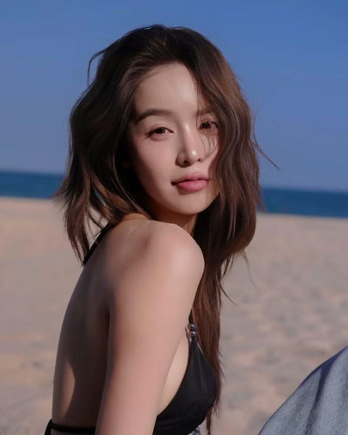 Trong bộ bikini hai mảnh tôn dáng, nàng hậu tự tin khoe vóc dáng săn chắc cùng thần thái cuốn hút, nhanh chóng “thiêu đốt” mọi ánh nhìn của người hâm mộ.
