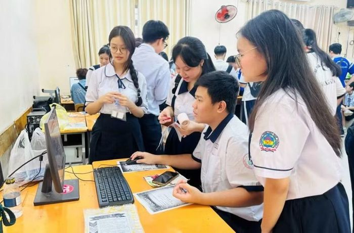Hoạt động trải nghiệm của học sinh Trường THPT Trần Quang Khải. Ảnh: MA
