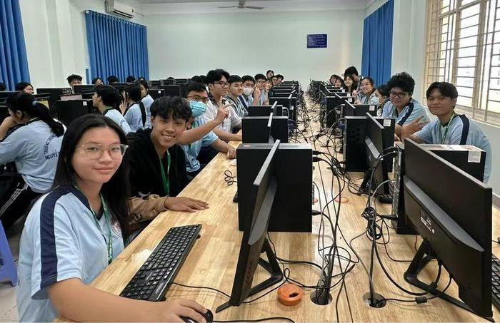 Học sinh Trường THPT Nguyễn Tất Thành (phường Bình Phú) bước đầu làm quen qua bài kiểm tra chuẩn bị cho thi tốt nghiệp THPT trên máy tính. Ảnh: BT