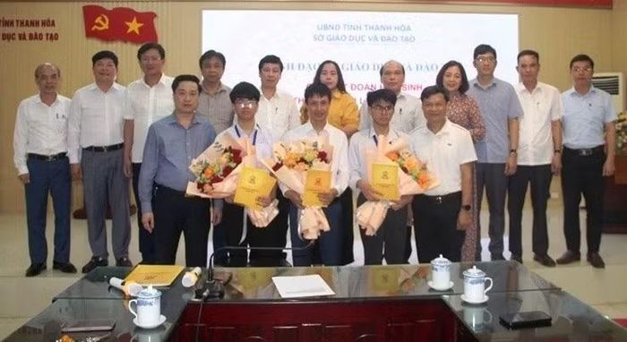 Đại diện Sở GD&amp;ĐT, lãnh đạo Trường THPT Chuyên Lam Sơn cùng các em học sinh đoạt giải.