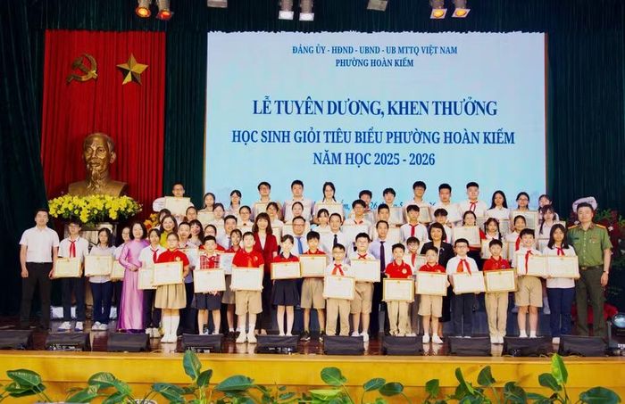 Các đại biểu chụp ảnh cùng các gương mặt tiêu biểu của giáo dục Hoàn Kiếm.