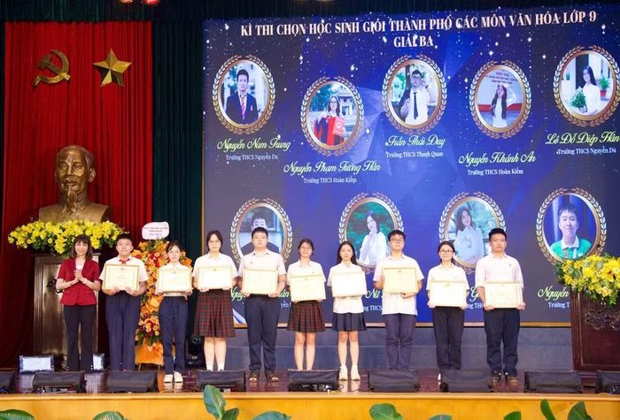 Các em học sinh xuất sắc được tuyên dương.