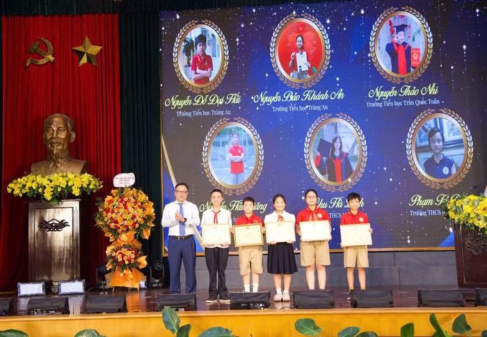 Ông Nguyễn Trúc Anh - Bí thư Đảng ủy phường Hoàn Kiếm trao thưởng cho học sinh tiêu biểu.