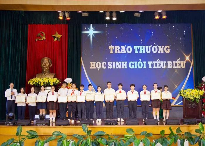 Nhiều học sinh tiêu biểu được tuyên dương tại buổi lễ.