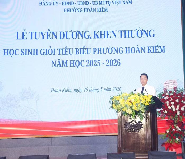 Ông Trịnh Hoàng Tùng nêu tóm tắt những thành tích đáng tự hào của ngành Giáo dục phường Hoàn Kiếm trong năm học vừa qua.