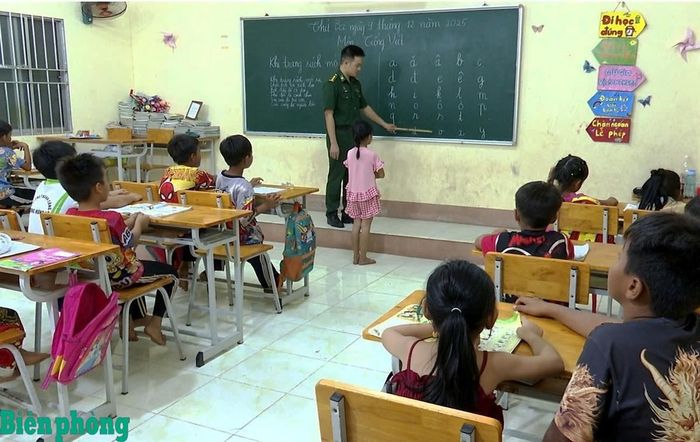 Một buổi học của thầy và trò tại “Lớp học tình thương”. Ảnh: Đinh Quân