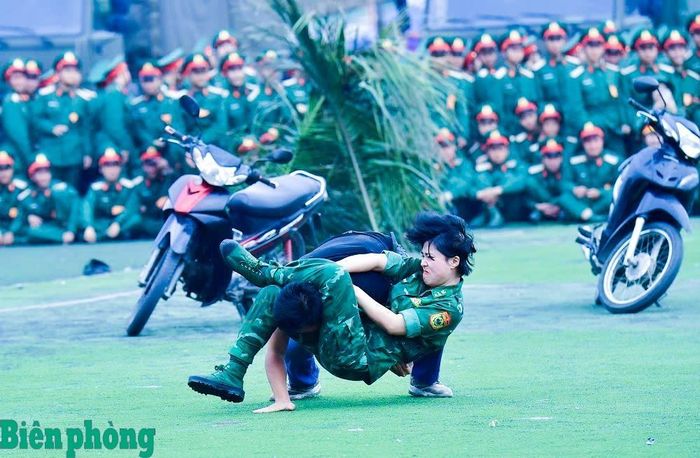 Đại úy Nguyễn Thị Thùy Linh thường xuyên tham gia luyện tập, biểu diễn và thi đấu võ thuật. Ảnh: Hải Thượng