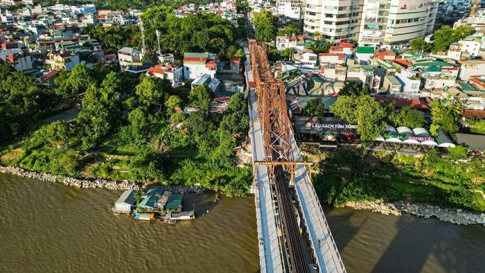 Lớp bê tông mới sáng màu, phẳng và đồng đều trên hai làn đường dần lộ diện.