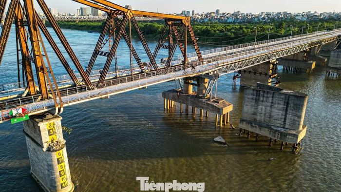 Để phục vụ thi công, toàn bộ phương tiện tạm dừng lưu thông qua cầu trong gần 2 tháng. Các đơn vị triển khai đồng loạt nhiều hạng mục như cào bóc mặt cầu cũ, gia cố kết cấu nền và thảm lại lớp mặt đường mới.