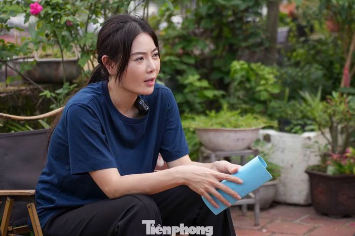  Nhắc đến những vai diễn đã qua, nữ diễn viên nhớ lại quãng thời gian đóng Cuộc đời vẫn đẹp sao, phải ăn uống ngay tại bãi rác, ngồi quạt tay giữa trời nắng nóng. Hay ở Quỳnh búp bê, cô đi chân trần trên mặt đường nóng 40-50 độ C gây phồng rộp chân. 