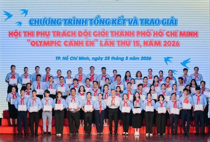 Ban Tổ chức trao khen thưởng cho các gương thầy cô giáo đạt thành tích tiêu biểu trong công tác Đội. Ảnh: Thành Đoàn TPHCM