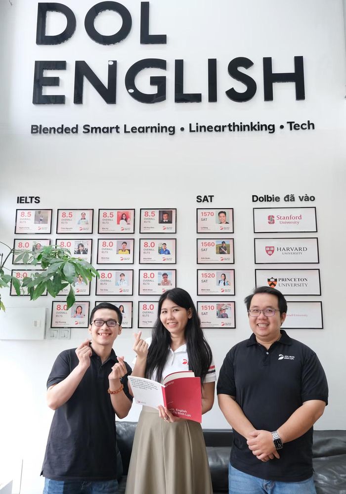 Thạc sĩ TESOL Trần Anh Khoa, NCS Hà Đặng Như Quỳnh và thầy Trần Thiện Minh (từ trái sang) ở DOL English đều đạt 9.0 IELTS, á khoa tốt nghiệp khoa tiếng Anh ĐH Sư phạm TP.HCM, ĐH KHXH&amp;NV TP.HCM… - Ảnh: V.SAN.