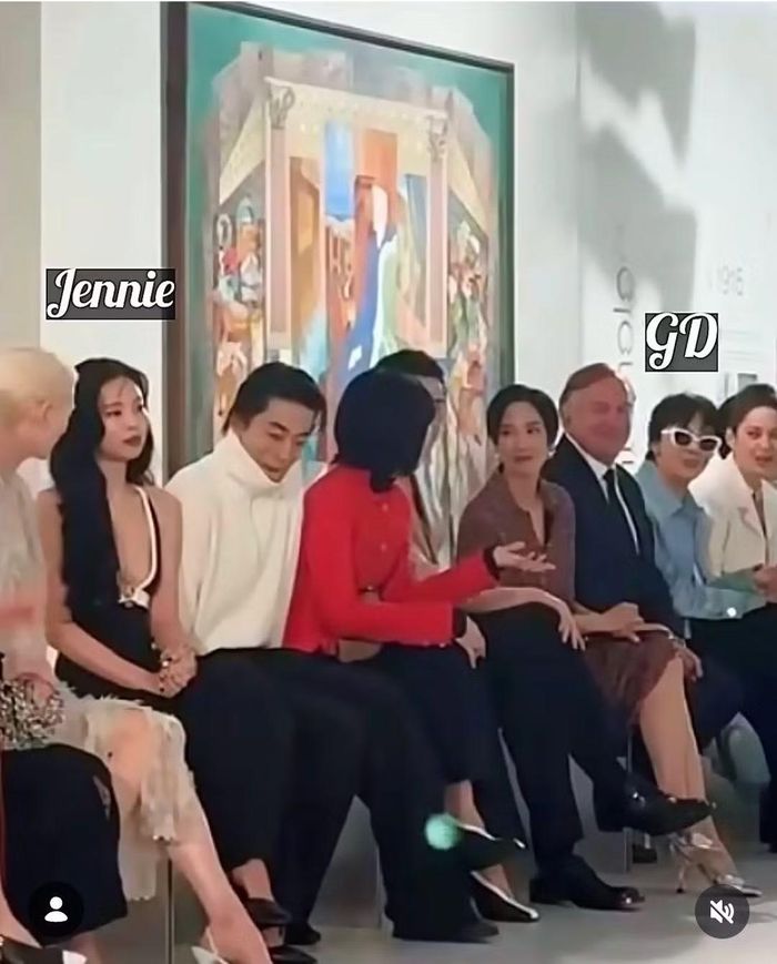 Ngoài gây sốt bởi vẻ ngoài, Jennie còn được chú ý với khoảnh khắc tái ngộ "bạn trai tin đồn" G-Dragon. Cả hai đều xuất thân từ công ty YG Entertainment, từng vướng nghi vấn hẹn hò vào năm 2021. Kể từ đó, họ luôn giữ khoảng cách với nhau. Trên hàng ghế đầu show thời trang, họ ngồi khá xa nhau, cũng không có tương tác gì.