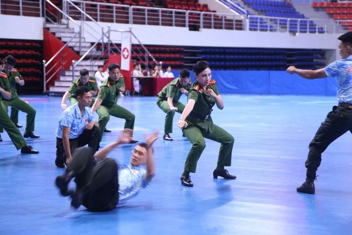 "Bóng hồng" đoàn Công an Hà Nội ấn tượng trong thi đấu môn võ thuật.