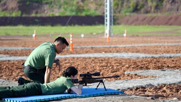 Nữ vận động viên phối hợp thực hành ngắm bắn.