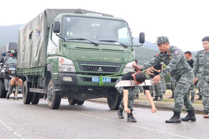 Nữ chiến sĩ công an thực hiện phần khí công dùng cổ kéo xe nặng 4 tấn.