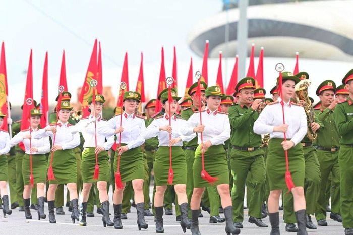 Biểu diễn quân nhạc kết hợp múa súng, múa cờ do cán bộ chiến sỹ Đoàn Nghi lễ Công an nhân dân, Bộ Tư lệnh Cảnh sát cơ động thực hiện.