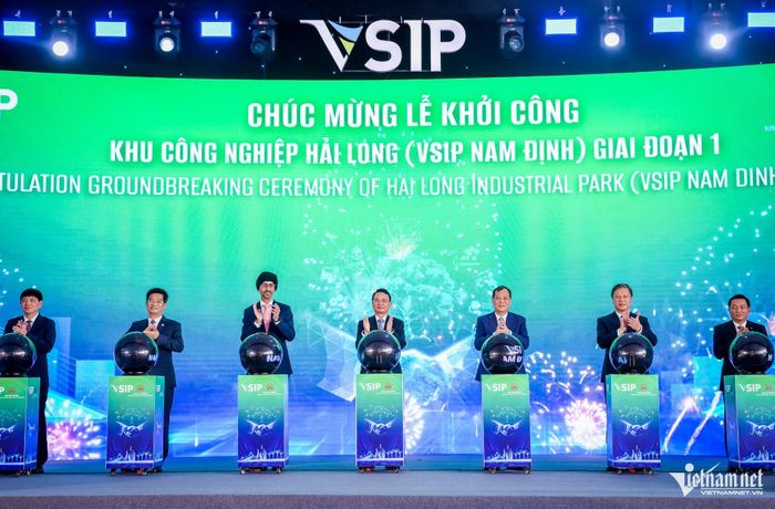 Đầu tháng 2, Đại sứ Singapore tại Việt Nam Rajpal Singh dự lễ khởi công dự án khu công nghiệp Hải Long ở Ninh Bình với tổng vốn đầu tư 2.249 tỷ đồng, quy mô 180ha. Ảnh: Trọng Tùng