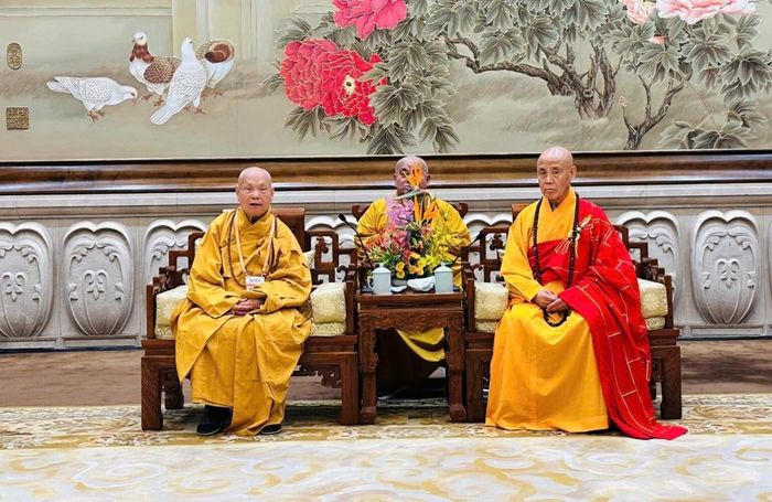 Trưởng lão Hòa thượng Thích Diễn Giác, Chủ tịch Hiệp hội Phật giáo Trung Quốc đã thân mật tiếp Trưởng lão Hòa thượng Thích Thiện Nhơn, Phó Pháp chủ Hội đồng Chứng minh, Chủ tịch Hội đồng Trị sự cùng chư tôn đức lãnh đạo Giáo hội Phật giáo Việt Nam nhân dịp tham dự Đại lễ Vesak Liên Hiệp Quốc 2026. Ảnh: Phật sự Online