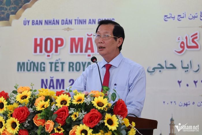 Phó Chủ tịch UBND tỉnh An Giang Lê Văn Phước phát biểu chúc Tết Roya Haji của đồng bào Chăm theo đạo Hồi.