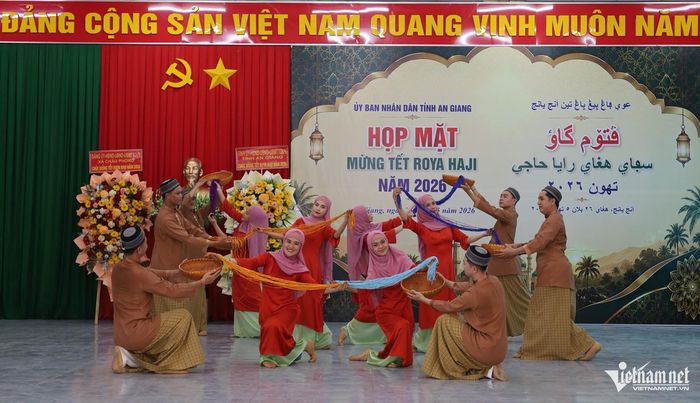 Một tiết mục văn nghệ mang đậm màu sắc văn hóa của đồng bào Chăm An Giang tại buổi họp mặt