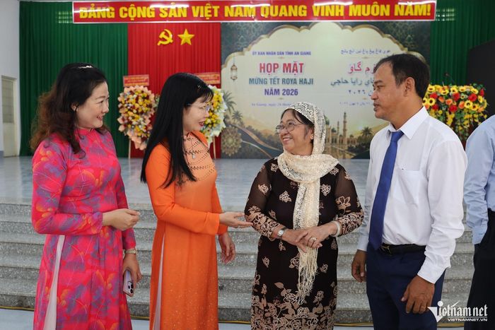 Lãnh đạo tỉnh An Giang thăm hỏi, động viên đồng bào Chăm tiếp tục vươn lên phát triển kinh tế, ổn định cuộc sống