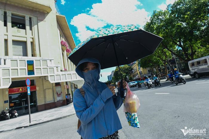Hà Nội đang hứng chịu đợt nắng nóng mạnh nhất từ đầu mùa. Ảnh: Thạch Thảo