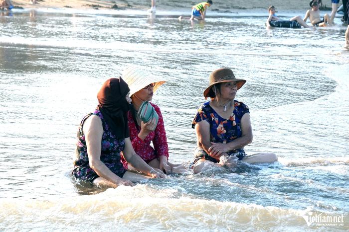 Tắm biển nhưng vẫn phải đội mũ, trùm khăn kín mặt.