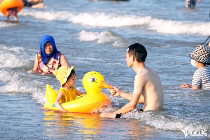 Tắm biển khi mặt trời còn nắng. 