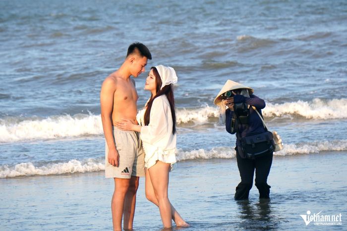 Đôi bạn trẻ chụp cho mình những bức ảnh làm kỷ niệm.
