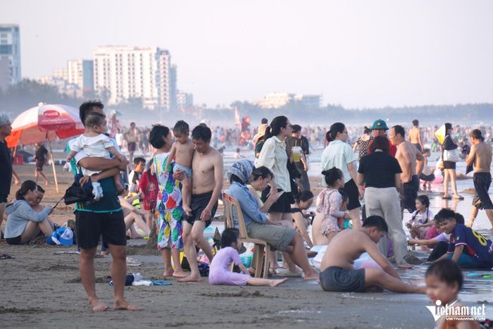 Khách xuống biển tắm chủ yếu là người dân trong tỉnh.