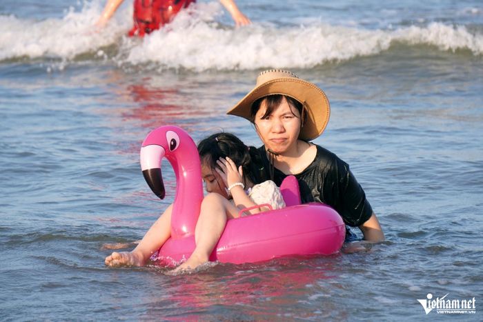 Du khách đội cả mũ để che nắng.