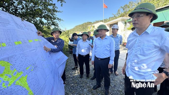 Phó Chủ tịch UBND tỉnh Hoàng Phú Hiền kiểm tra tại xã Hưng Nguyên. Ảnh: Nguyễn Toàn