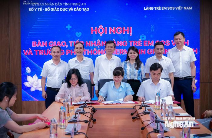 Đại diện Làng trẻ em SOS Việt Nam ký kết biên bản bàn giao với lãnh đạo các Sở Y tế, Sở Giáo dục và Đào tạo Nghệ An. Ảnh: Thành Chung