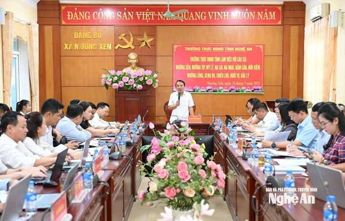 Thường trực HĐND tỉnh làm việc với 12 xã miền Tây Nghệ An. Ảnh: Thành Cường