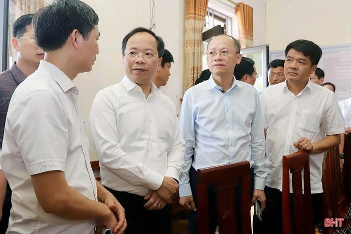 Bí thư Tỉnh ủy Nguyễn Duy Lâm, Phó Bí thư Thường trực Tỉnh ủy Nguyễn Hồng Lĩnh trao đổi với cán bộ xã Sơn Kim 2 trong chuyến kiểm tra về hoạt động vận hành chính quyền địa phương 2 cấp. Ảnh tư liệu