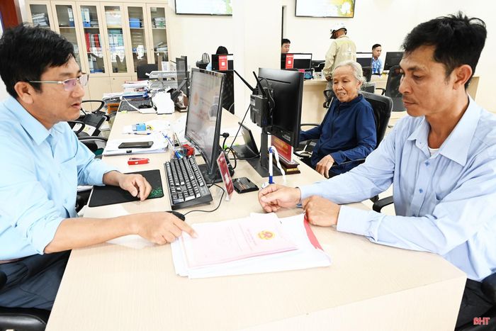 Ông Trần Văn Thường – tổ dân phố Hưng Bình, phường Sông Trí được cán bộ hướng dẫn cụ thể khi đến làm việc tại Trung tâm Phục vụ hành chính công phường Sông Trí.