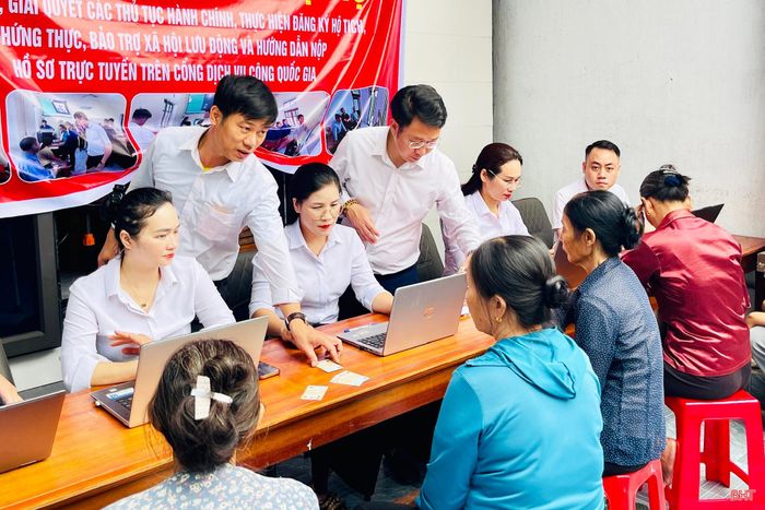 Người dân khu vực Đông Yên (cũ) được cán bộ phường Hoành Sơn hướng dẫn, hỗ trợ giải quyết thủ tục hành chính ngay tại địa bàn.