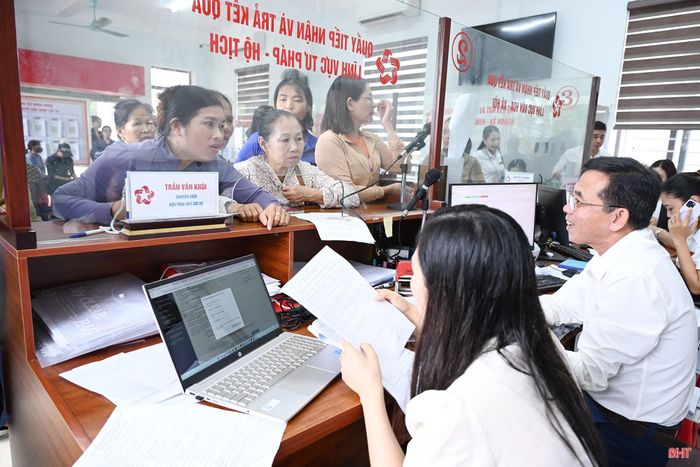 Nhờ phân cấp, phân quyền, việc phục vụ người dân tại xã Cẩm Xuyên được thực hiện kịp thời và hiệu quả hơn.