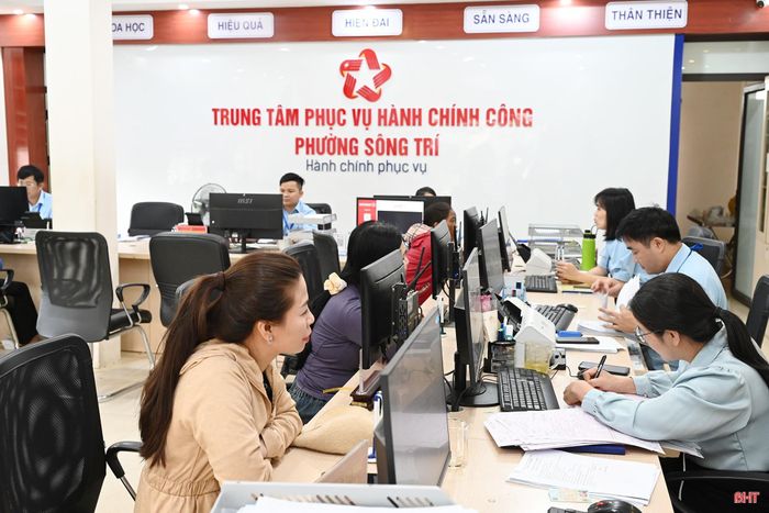 Mô hình “4 tại chỗ” gồm tiếp nhận tại chỗ, thẩm định tại chỗ, phê duyệt tại chỗ, trả kết quả tại chỗ giúp phường Sông Trí giải quyết nhiều hồ sơ đúng và trước hạn.
