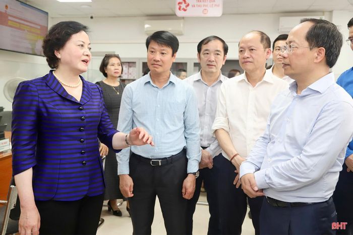 Phó Thủ tướng Chính phủ Phạm Thị Thanh Trà cùng các đồng chí lãnh đạo tỉnh Hà Tĩnh kiểm tra công tác vận hành tại Trung tâm Phục vụ Hành chính công phường Thành Sen.